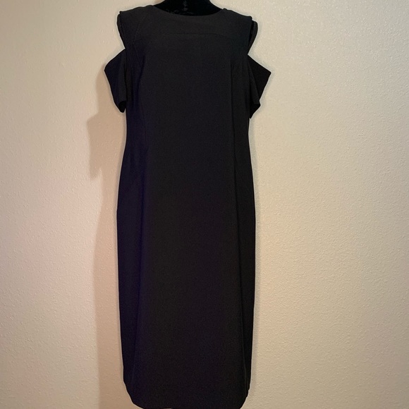 Cold-Shoulder little black dress - Picture 2 of 5